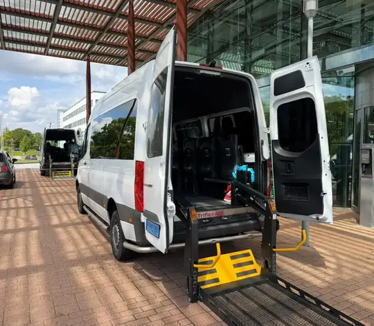 Professionele rolstoeltaxi chauffeur helpt klant in Heemstede